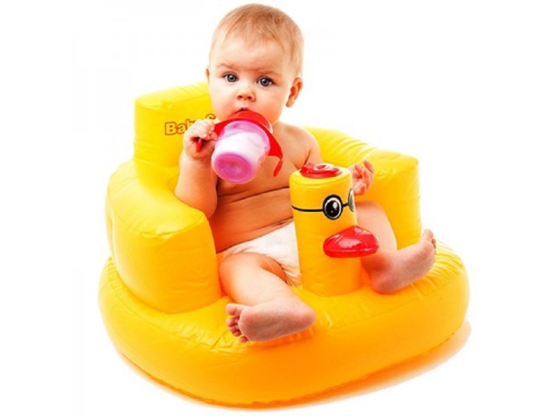 Игрушка купаться. Baby swimmer надувное кресло утка. Стульчик для купания. Стульчик для купания малыша надувной. Надувное кресло для купания малышам.