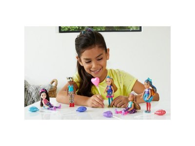Кукла Mattel Barbie Сюрприз Челси в ярких нарядах для вечеринки в оттенках драгоценных камней 1-00357285_9
