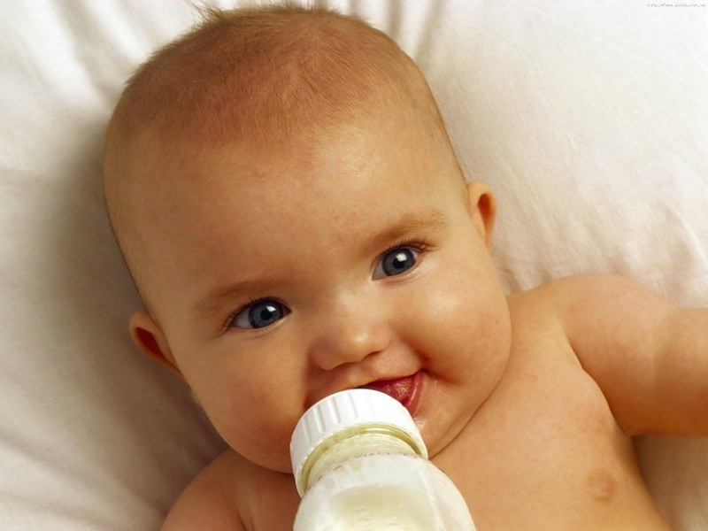 Икота у новорожденных после кормления: причины, что делать и как избавиться в домашних условиях